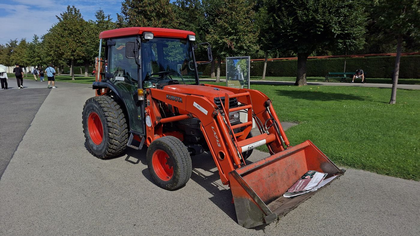 Compact tractor with front loader. Photo: Novoklimov, CC BY 4.0, via Wikimedia Commons.