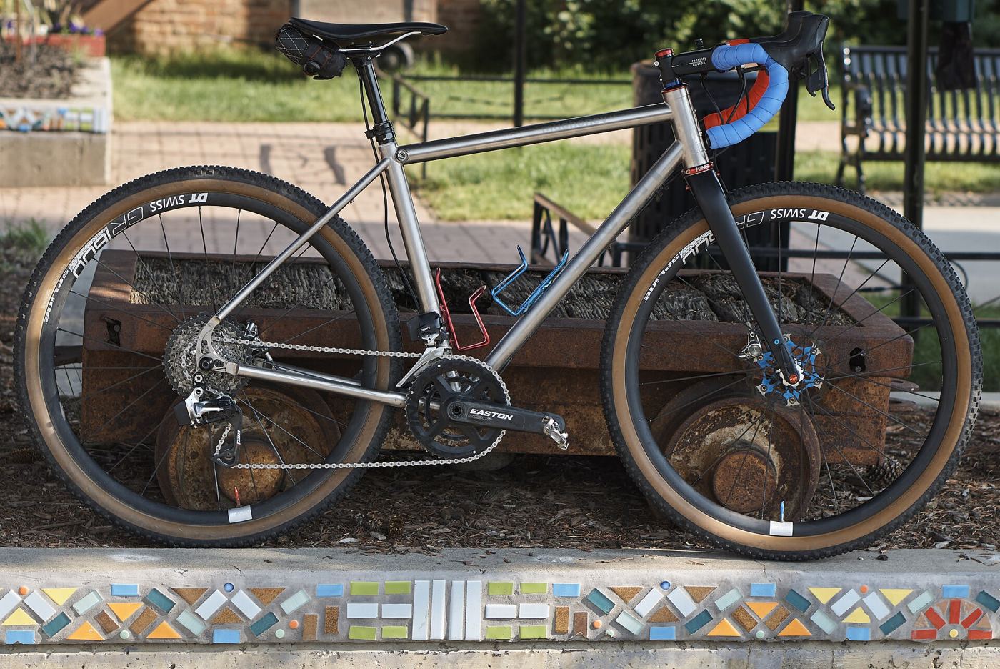 Gravel bicycle. Photo: Jeff Dieffenbach, CC BY 4.0, via Wikimedia Commons.
