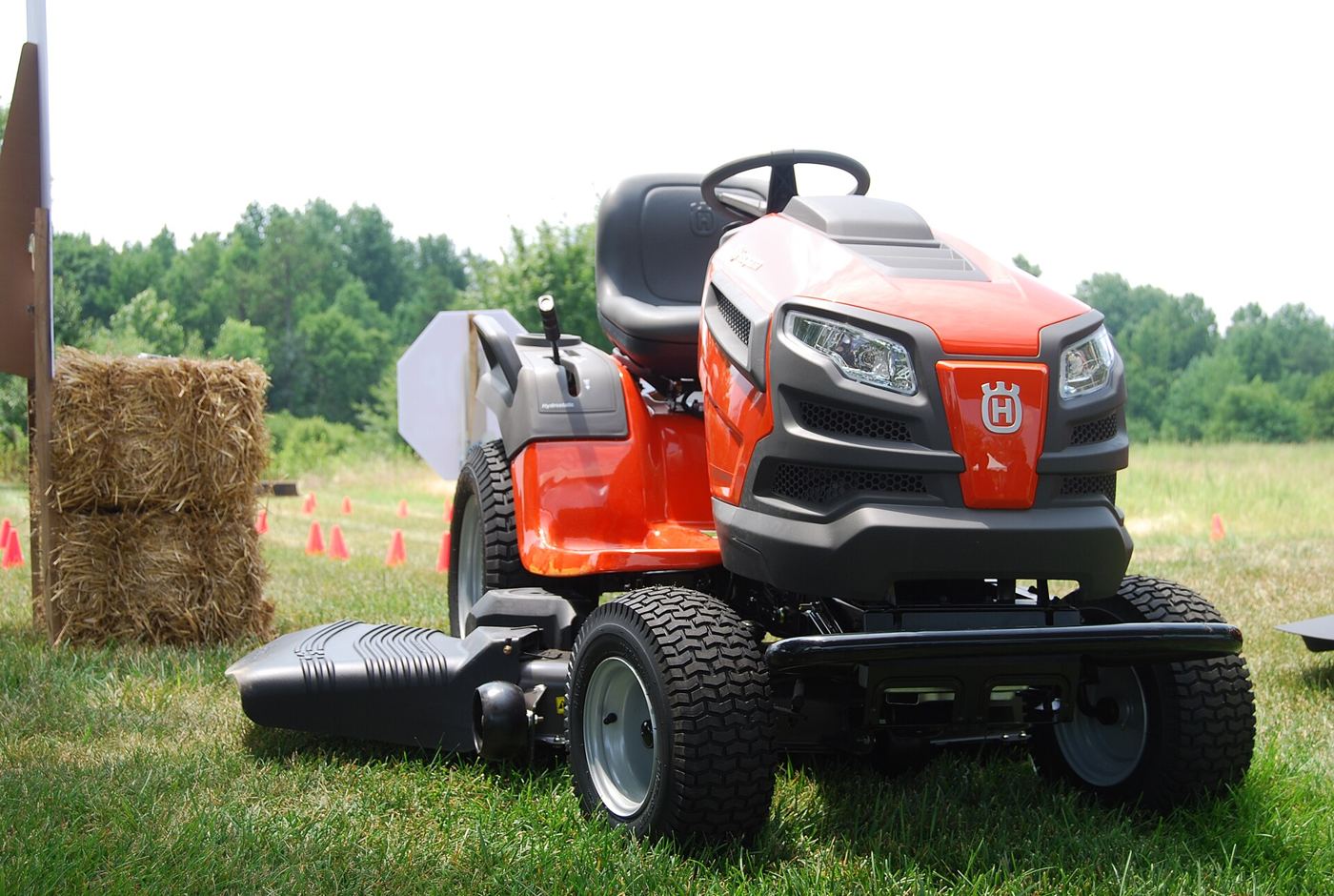 Riding lawn mower. Photo: Charles & Hudson, CC BY-SA 2.0, via Wikimedia Commons.